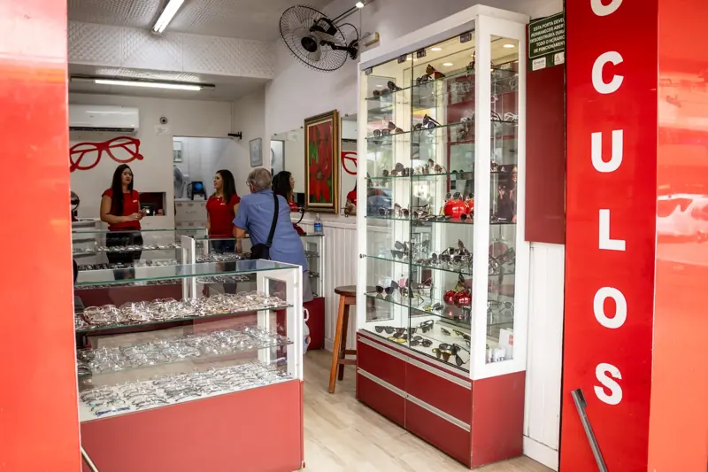 Interior da loja Óticas Ronaldo