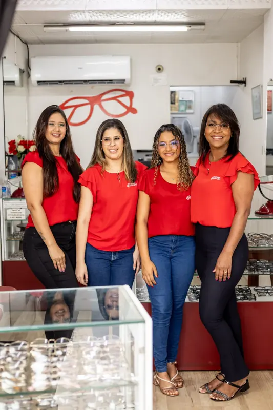 Cliente escolhendo óculos na Óticas Ronaldo